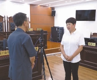 圖為全國人大代表玉明姬（右）詳細了解環(huán)境資源審判工作情況。劉思妤 攝