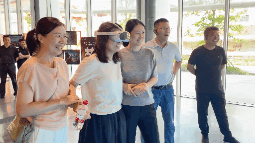 研學(xué)團成員正在用VR眼鏡體驗。人民網(wǎng) 王戰(zhàn)雄攝