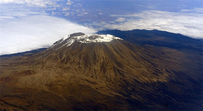 2012年8月3日，常被云霧環(huán)繞的乞力馬扎羅山云開霧散，雄姿一覽無余。新華社記者丁海濤攝