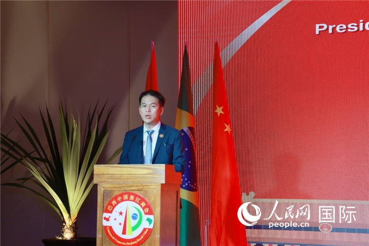 巴西中國浙江商會執(zhí)行會長陳翔廣宣讀賀電。人民網(wǎng)記者 陳海琪攝