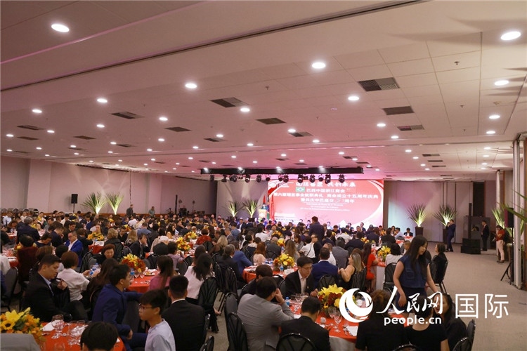 當(dāng)?shù)貢r間8月24日晚，巴西中國浙江商會第六屆理監(jiān)事會就職典禮在里約熱內(nèi)盧舉行。圖為就職典禮現(xiàn)場。人民網(wǎng)記者 陳海琪攝