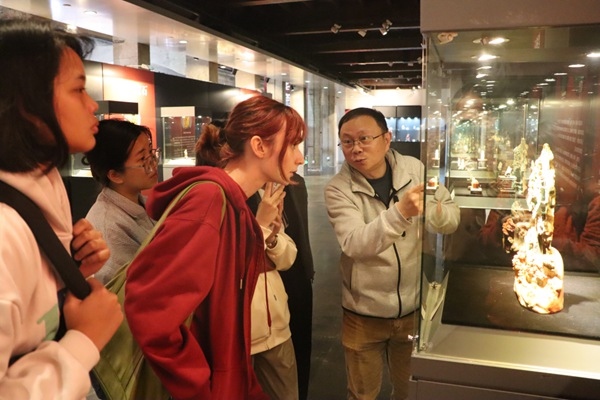 “熊貓叨叨”團(tuán)隊參觀玉器文化展。
