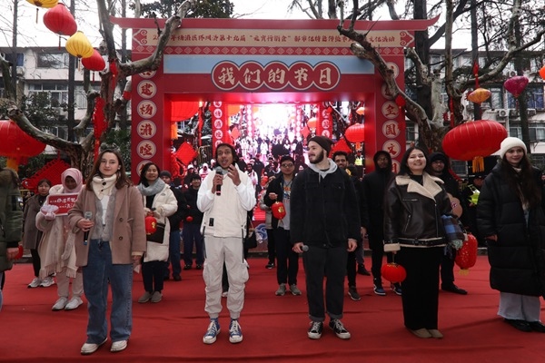 “熊貓叨叨”團(tuán)隊參加上海四平社區(qū)“元宵行街會”。