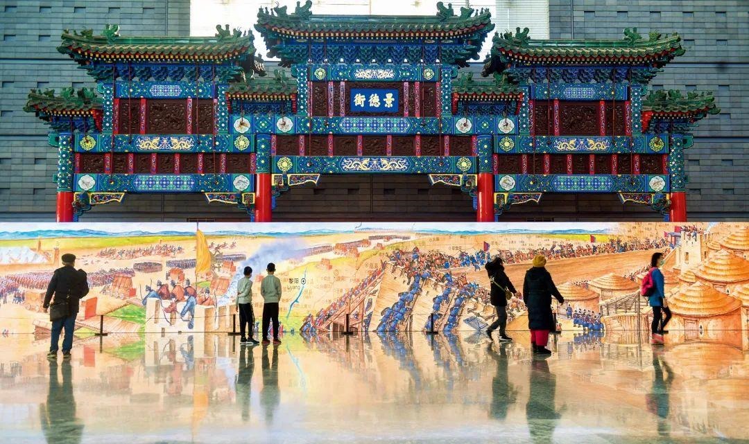 △2022年1月，觀眾在首都博物館參觀“穿越時空的大運河”數(shù)字影像展。