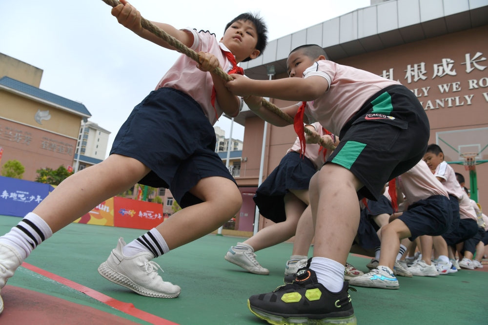 廣西南寧市玉蘭路小學(xué)的孩子們在進(jìn)行拔河比賽（2021年5月31日攝）。新華社記者 周華 攝