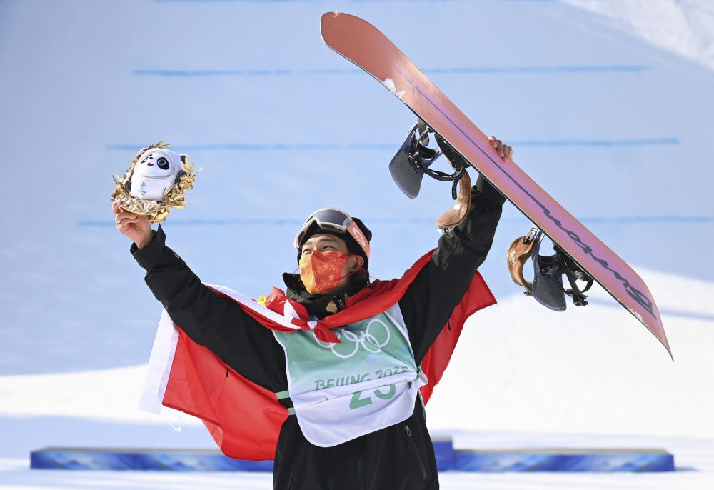 蘇翊鳴在北京2022年冬奧會單板滑雪男子大跳臺決賽奪冠后慶祝（2022年2月15日攝）。新華社記者 黃宗治 攝