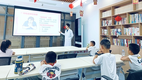 西安交通大學(xué)“筑夢醫(yī)心·護佑三農(nóng)”實踐團開展健康科普。校方供圖