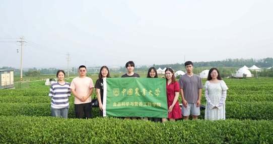在山東日照，中國農(nóng)業(yè)大學(xué)食品學(xué)院實踐團就農(nóng)業(yè)生產(chǎn)智能化設(shè)備、肥料選用等問題開展實地調(diào)研，并面向300余名村民陸續(xù)開展4次科普宣講。校方供圖
