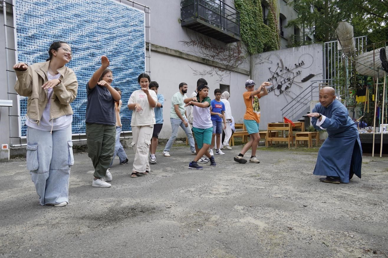 孩子們與魯汶大學武術(shù)老師，北少林長拳傳人羅師傅學習中國功夫。比利時維他命文化傳媒供圖