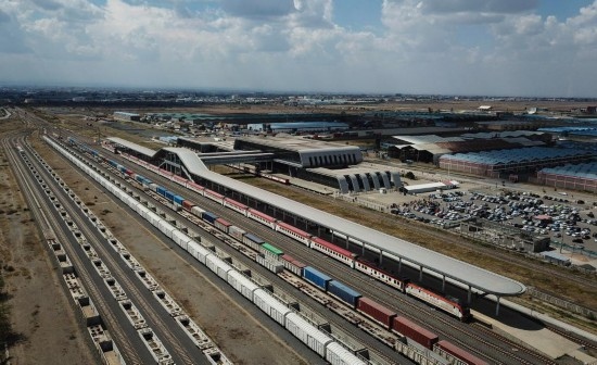 這是2023年9月在肯尼亞首都內(nèi)羅畢拍攝的蒙內(nèi)鐵路內(nèi)羅畢站（無人機(jī)照片）。新華社記者 韓旭 攝