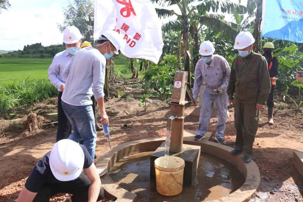 2022年4月11日，在盧旺達東方省加齊博區(qū)穆拉姆比，工作人員檢查一口中國援建的水井。新華社發(fā)