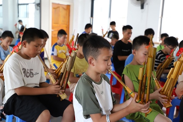 孩子們在學(xué)吹蘆笙。融水縣文化館供圖