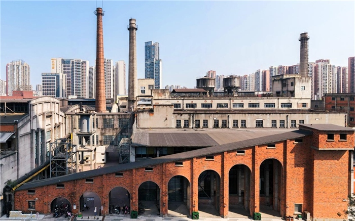 在原成都國營紅光電子管廠舊址上改建而成的東郊記憶園區(qū)南大門。大門既保留了老工業(yè)區(qū)的風(fēng)貌，又融入了現(xiàn)代審美和創(chuàng)意，成為了園區(qū)一大亮點(diǎn)。資料圖片