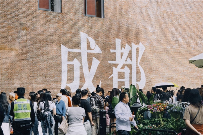 東郊記憶園區(qū)“成都墻”以巨大的“成都”字樣和獨(dú)特的藝術(shù)設(shè)計(jì)成為園區(qū)的網(wǎng)紅打卡地，吸引了眾多游客和市民前來參觀。資料圖片