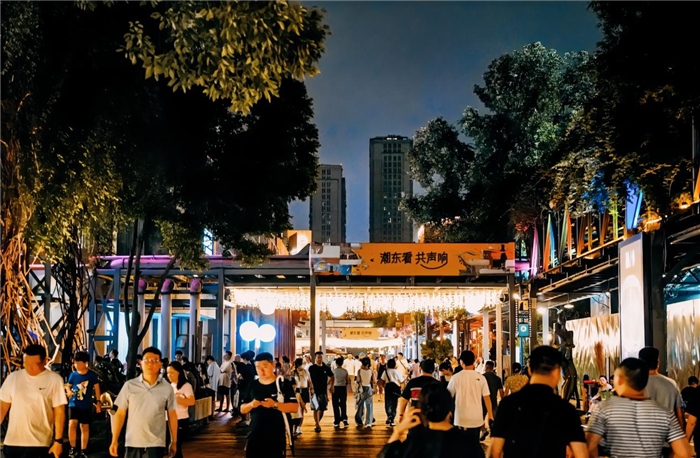 夜幕下的東郊記憶園區(qū)人流如織，熱度不減。資料圖片