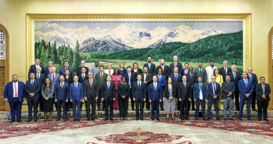  8月30日，國家副主席韓正在北京集體會見出席2024年國際議員友好交流論壇的各國代表。新華社記者 丁林 攝