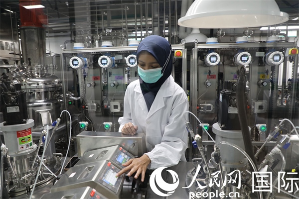 中國—印尼新能源材料與冶金工程技術(shù)聯(lián)合研究實(shí)驗(yàn)室內(nèi)，研究人員正在工作。人民網(wǎng)記者曹師韻攝