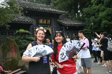 媒體考察團成員在都江堰清溪園合影留念。（陳斌 攝）