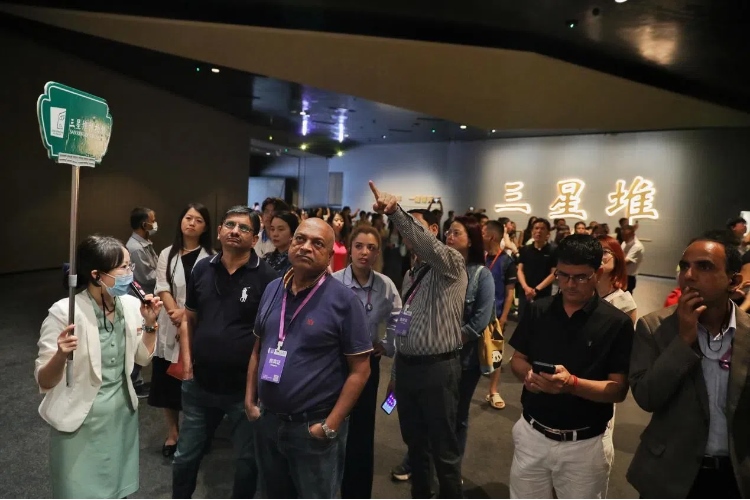 8月31日，亞洲媒體考察團(tuán)參訪三星堆博物館。《中國(guó)經(jīng)濟(jì)周刊》記者肖翊攝