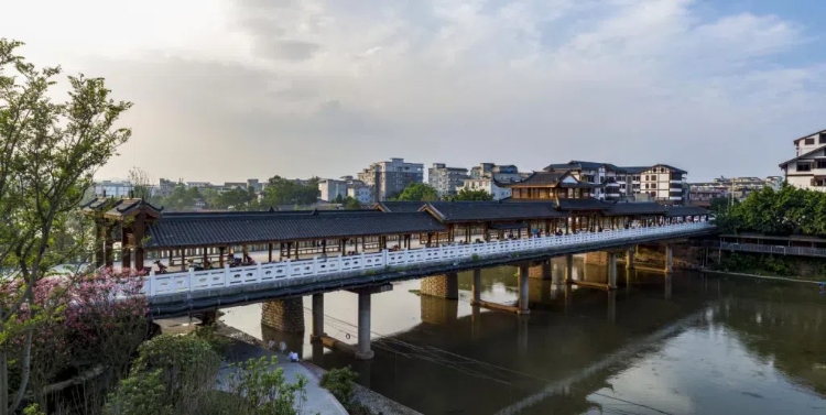 樂(lè)山蘇稽古鎮(zhèn)廊橋。樂(lè)山市委宣傳部供圖