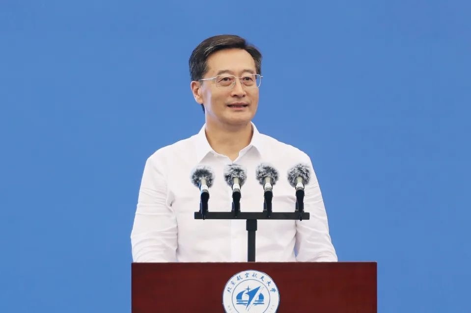 中國(guó)工程院院士、北京航空航天大學(xué)校長(zhǎng)王云鵬在2024級(jí)新生開(kāi)學(xué)典禮上講話。校方供圖