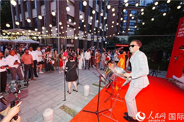 來(lái)自特多的藝術(shù)家在慶祝儀式上表演特多鋼鼓。人民網(wǎng)記者 趙益普攝