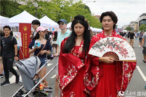 5、當?shù)厝A僑華人身穿漢服參加文化節(jié)。 人民網(wǎng)記者 李志偉攝