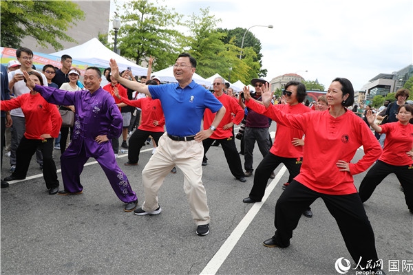 6、在活動現(xiàn)場，謝鋒大使與華僑華人一起打太極拳。 人民網(wǎng)記者 李志偉攝