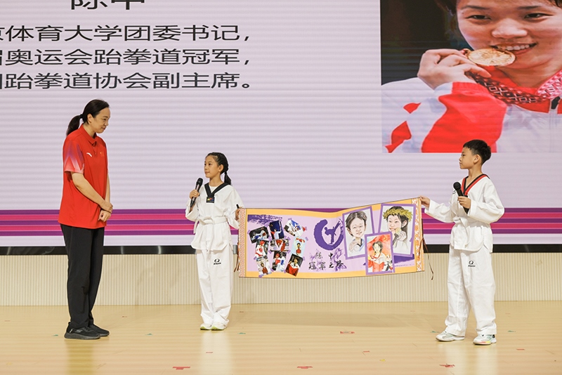 兩位學(xué)生小記者對話陳中老師。學(xué)校供圖