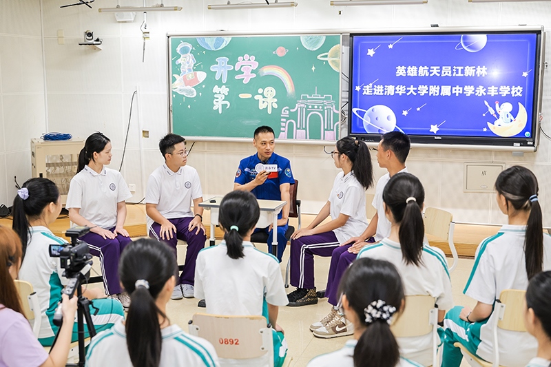 “英雄航天員”江新林給學(xué)生們帶來“開學(xué)第一講”。學(xué)校供圖