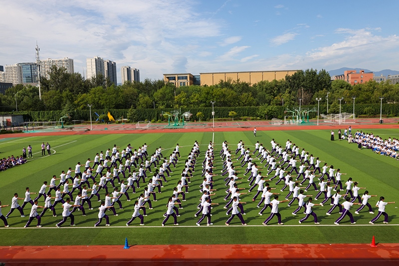 高一學(xué)生在開學(xué)典禮中表演軍體拳。學(xué)校供圖
