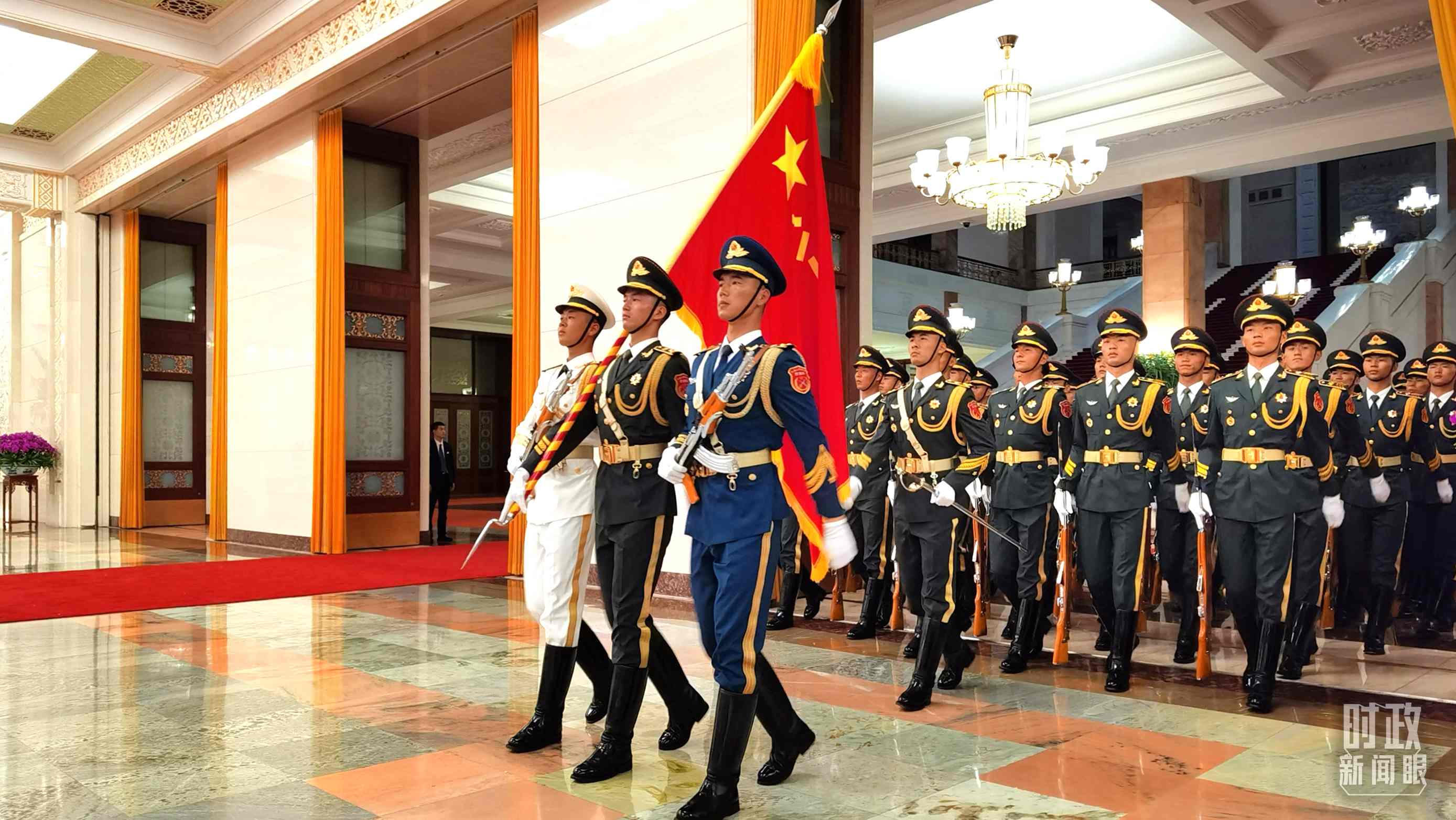 △9月2日，習(xí)主席在人民大會堂北大廳為拉馬福薩總統(tǒng)舉行歡迎儀式。（總臺央視記者郭鴻拍攝）