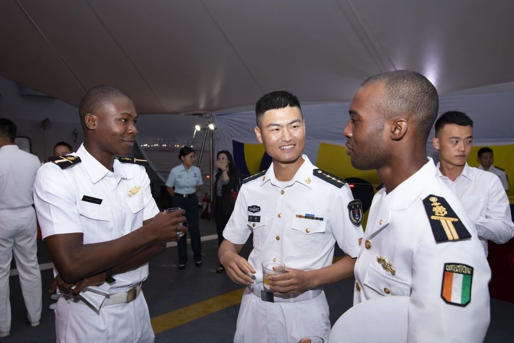 2023年6月25日，中國和科特迪瓦雙方官兵在南寧艦舉辦的甲板招待會(huì)上交流。中國海軍第43批護(hù)航編隊(duì)22日抵達(dá)科特迪瓦經(jīng)濟(jì)首都阿比讓，開始對(duì)科特迪瓦為期4天的友好訪問。