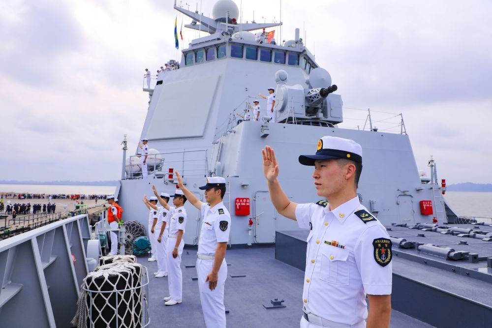 2023年7月8日，中國海軍第43批護(hù)航編隊(duì)官兵向加蓬利伯維爾奧文多港碼頭的歡迎人群揮手致意。中國海軍第43批護(hù)航編隊(duì)抵達(dá)加蓬利伯維爾，開始對(duì)加蓬進(jìn)行為期4天的友好訪問。