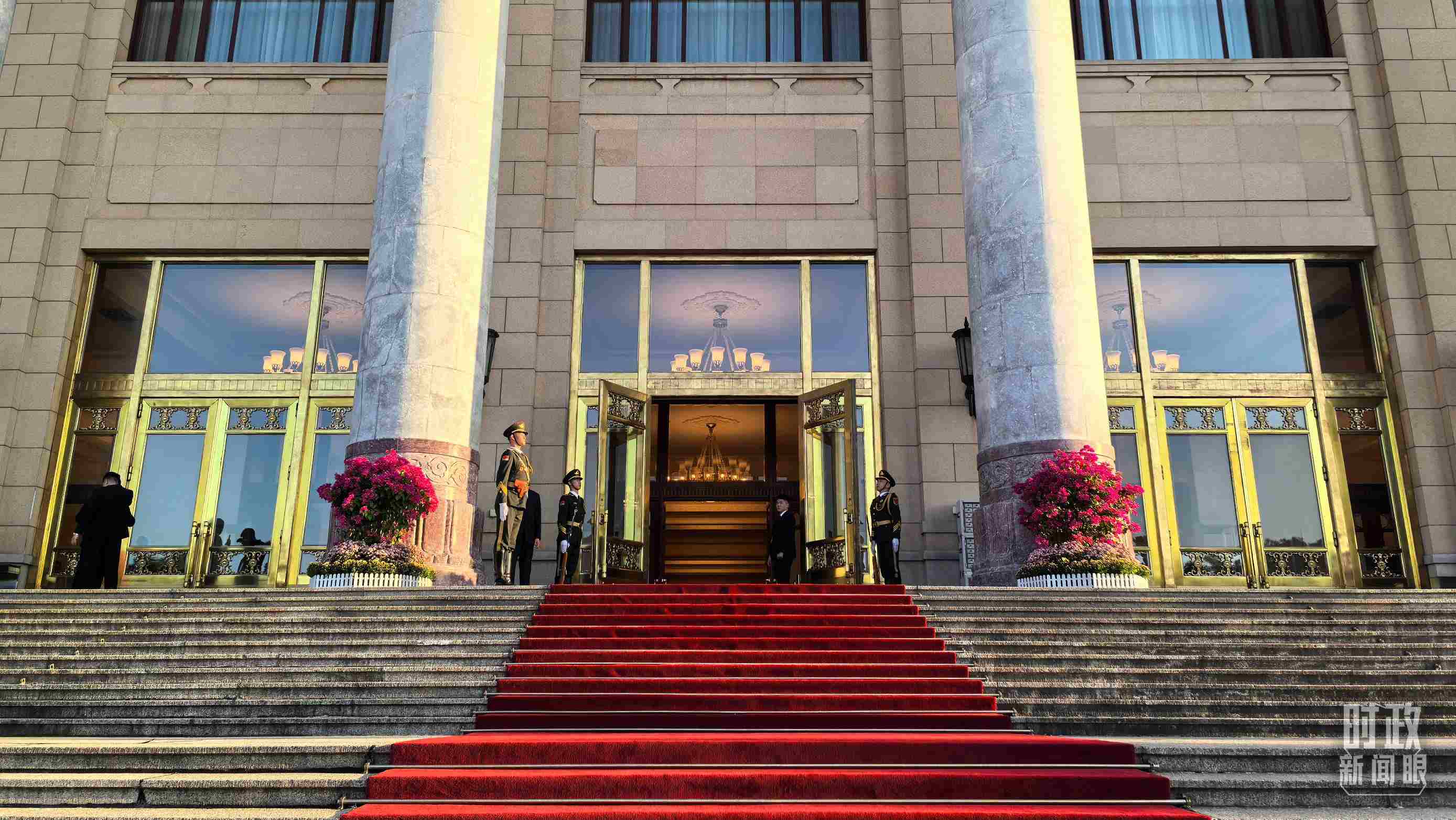 △人民大會堂外，禮兵列隊迎接貴賓。（總臺央視記者陸泓宇拍攝）