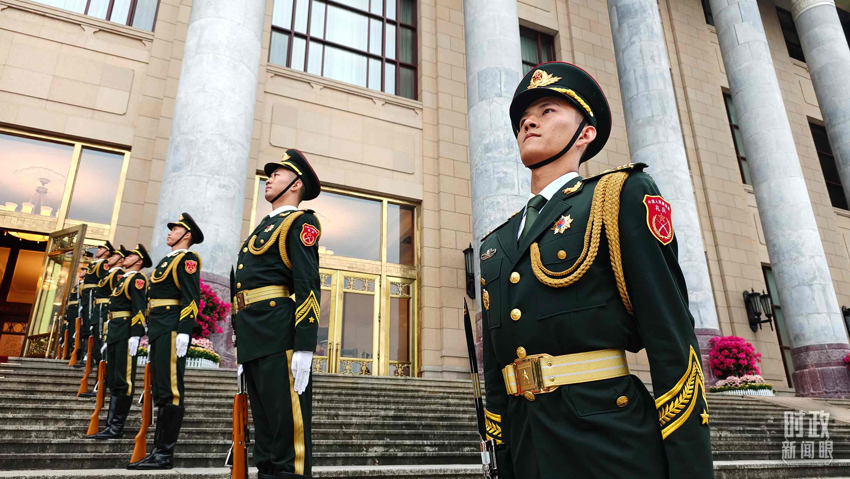  △人民大會(huì)堂外，禮兵列隊(duì)歡迎外國(guó)領(lǐng)導(dǎo)人。（總臺(tái)央視記者韓銳拍攝）