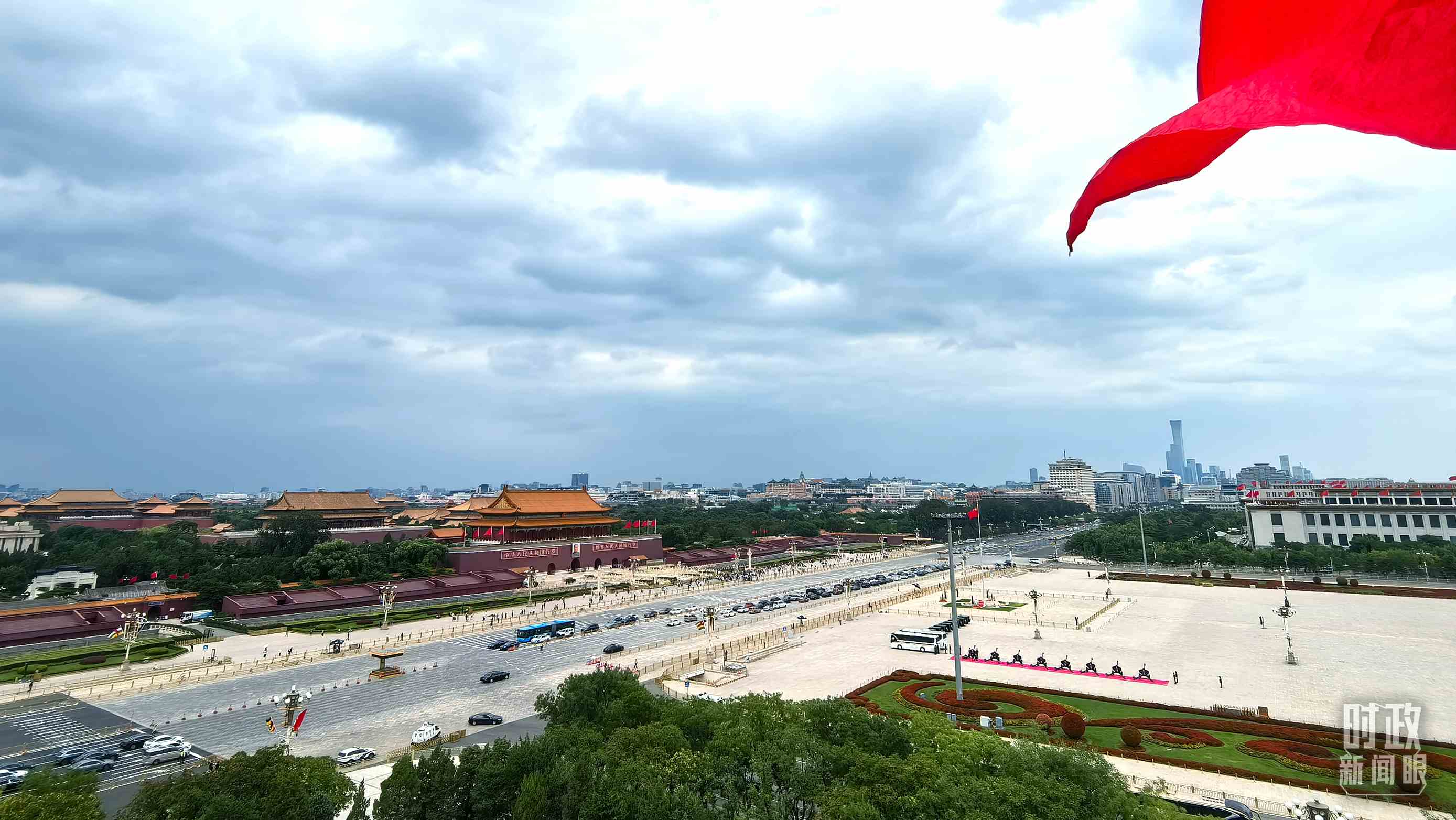 △北京長(zhǎng)安街兩側(cè)懸掛中非合作論壇成員旗幟。（總臺(tái)央視記者張垚拍攝）