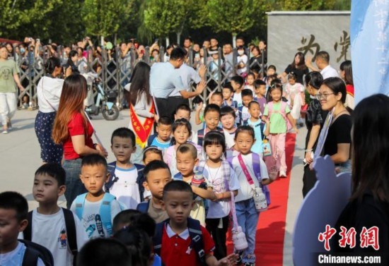 9月1日起，河北省衡水市各中小學(xué)陸續(xù)開學(xué)。9月4日，2024級小學(xué)一年級新生集中入學(xué)，為迎接新同學(xué)，各學(xué)校開展了豐富多彩的活動。 據(jù)衡水市教育局介紹，今年衡水市746所中小學(xué)共迎來75.1萬名新生。其中，全市550所小學(xué)迎來新生34.46萬名。圖為衡水市第十二中學(xué)小學(xué)部的一年級新生走紅毯。陳康 攝