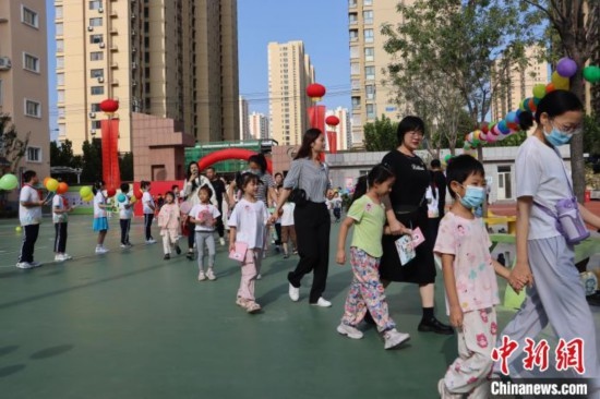 圖為衡水市新苑小學(xué)，小學(xué)一年級新生佩戴“夢想徽章”后，步入校園 。王天祥 攝