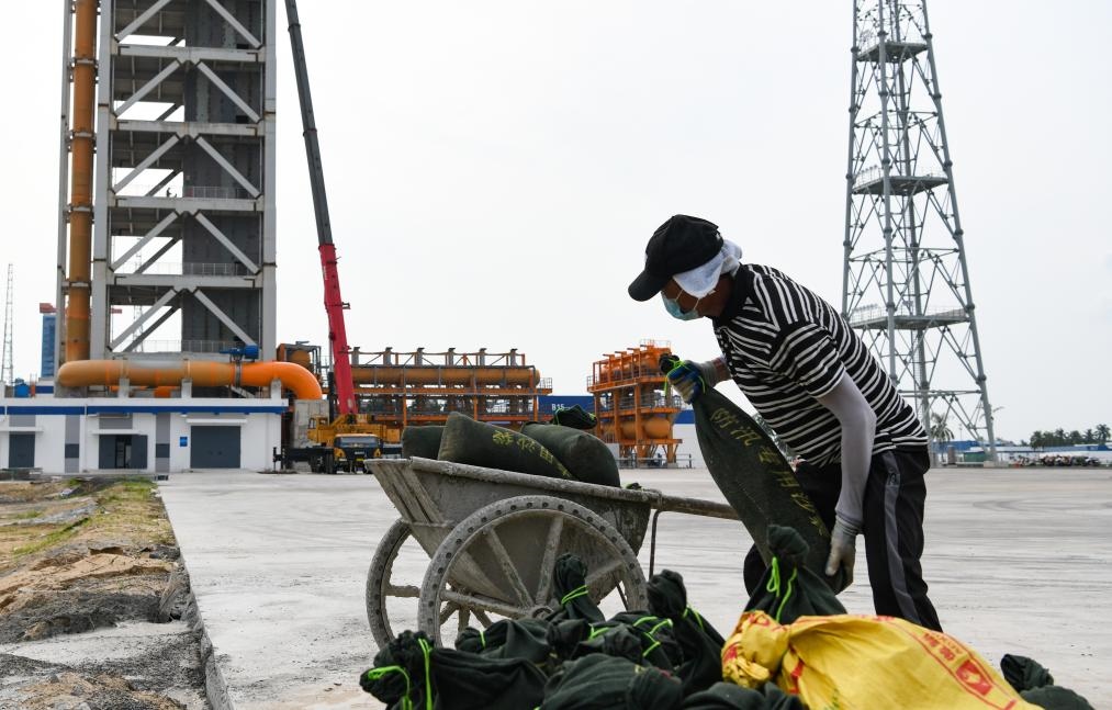 9月4日，在海南商業(yè)航天發(fā)射場二號發(fā)射工位附近，工作人員將防汛專用沙袋裝車準(zhǔn)備運(yùn)送到塔架上。新華社記者 楊冠宇 攝