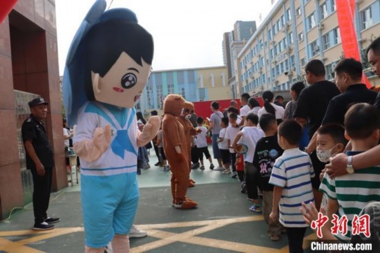 圖為衡水市新苑小學(xué)，老師穿上玩偶服裝歡迎新生入學(xué)。王天祥 攝