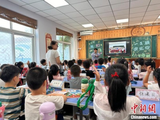 圖為衡水市康復(fù)街小學(xué)，老師講解開學(xué)第一課校園紀(jì)律與禮儀。徐鵬璐 攝