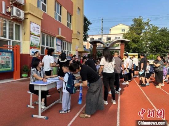 圖為衡水市康復(fù)街小學(xué)，正在簽到的小學(xué)生。徐鵬璐 攝