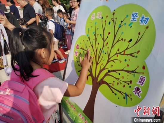 圖為衡水市利民路小學(xué)，孩子們在成長樹的“好習(xí)慣”樹枝上按手印做出承諾。張松 攝
