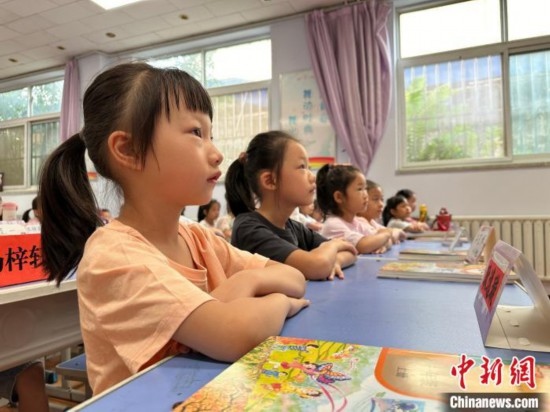 圖為衡水市康復(fù)街小學(xué)，小學(xué)生聽老師講開學(xué)第一課內(nèi)容。徐鵬璐 攝