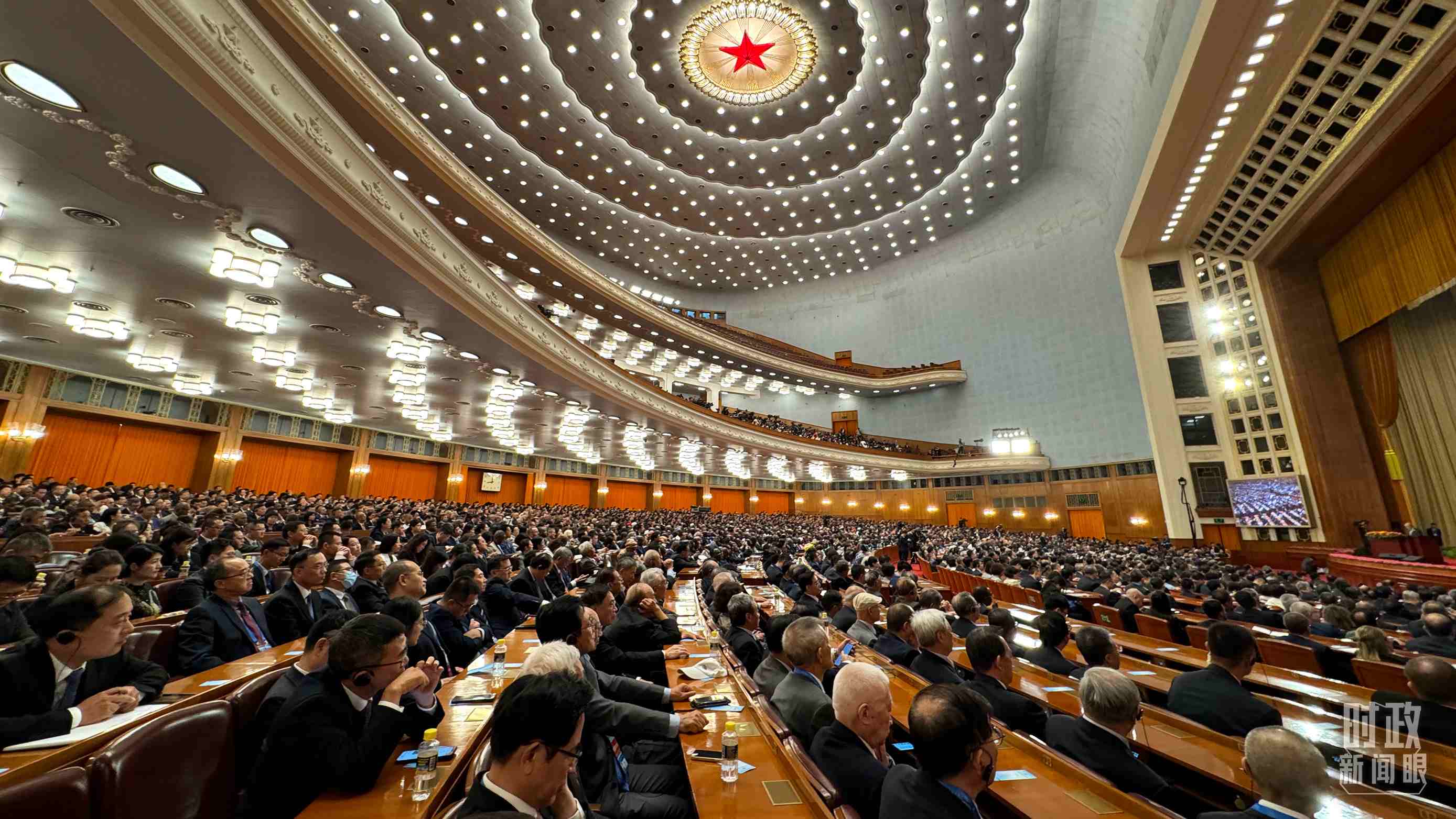 △中非合作論壇非方成員國國家元首、政府首腦、代表團團長及國際和地區(qū)組織負責人等中外各界人士3200余人出席開幕式。（總臺央視記者蔣碩拍攝）