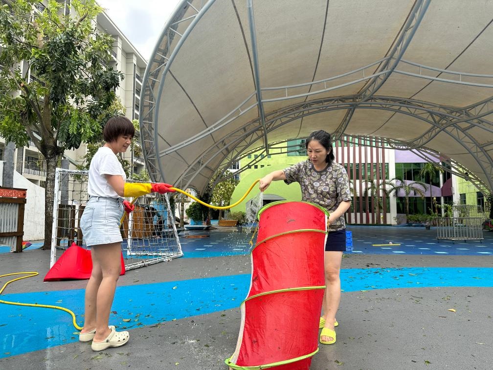 海口市教育幼兒園在臺(tái)風(fēng)過后進(jìn)行室外環(huán)境清理。新華社記者 陳凱姿 攝