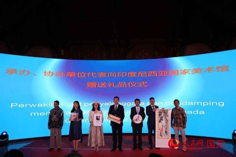 在展覽開幕式現(xiàn)場，本次展覽的承辦、協(xié)辦單位代表向印尼國家美術(shù)館贈送禮品。人民網(wǎng)記者 曹師韻攝