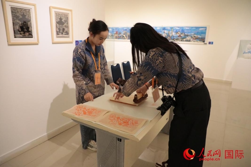 展覽現(xiàn)場的拓印技藝體驗工坊。人民網(wǎng)記者曹師韻攝
