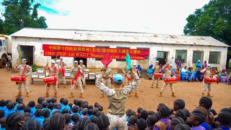 進(jìn)行傳統(tǒng)鑼鼓表演。鄧原淘攝